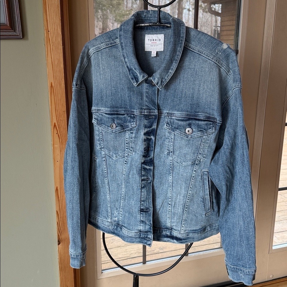 Torrid Denim First At Fit Relaxed Trucker Jacket Medium Wash Blue Women Size 2